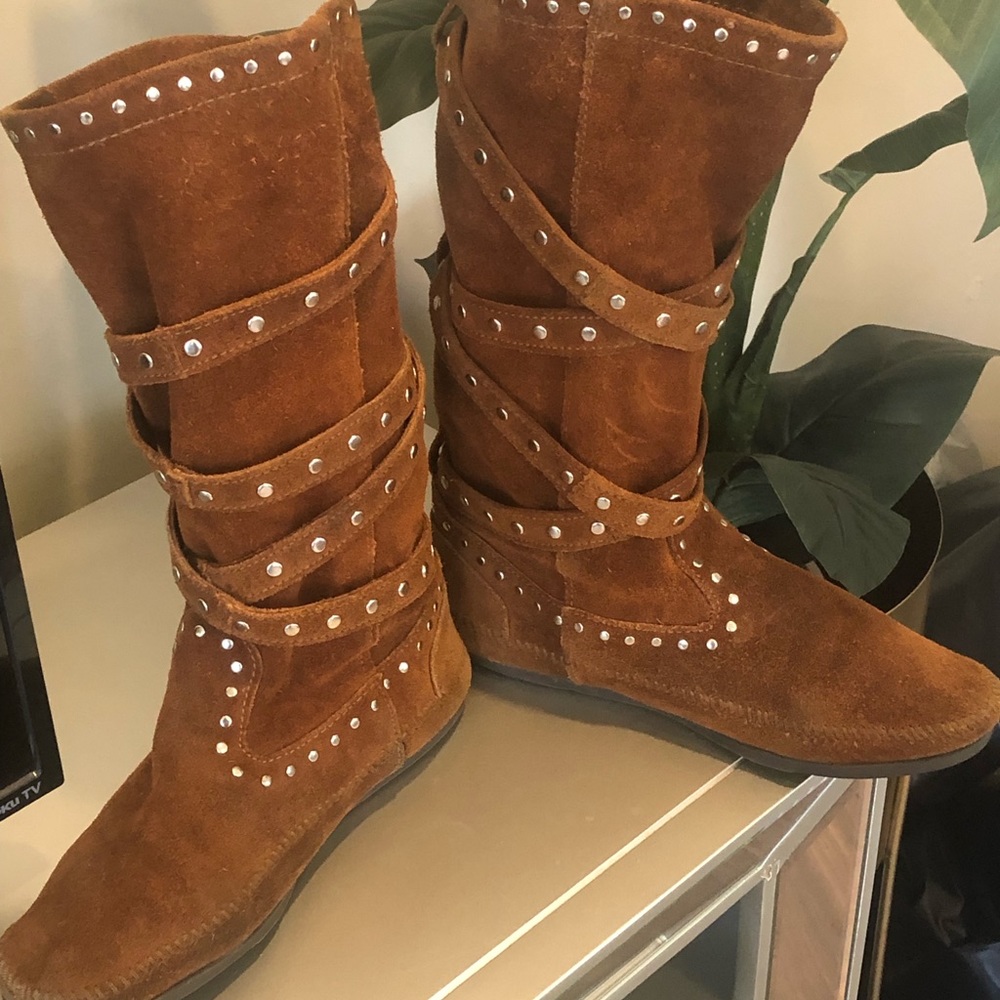 Minnetonka Size 10 cognac color studded suede boot